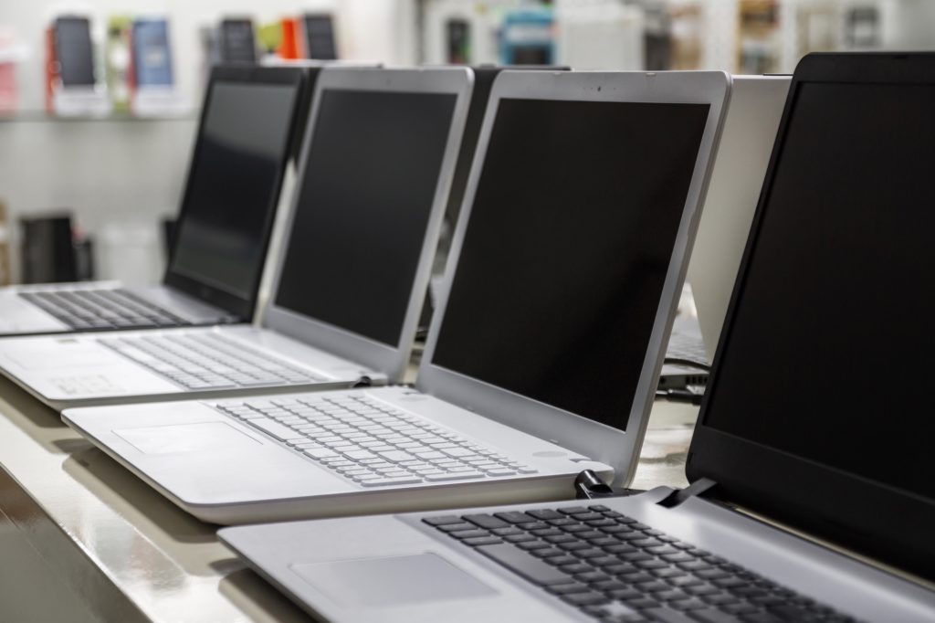 Ordinateurs portables présentés en boutique informatique