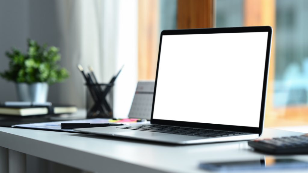 Ordinateur portable sur un bureau à domicile