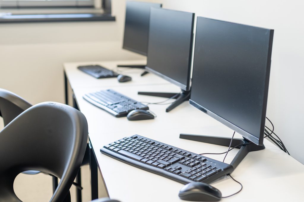 Postes informatiques PC dans un bureau professionnel