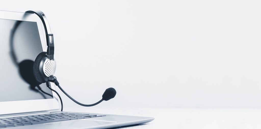 Ordinateur portable avec casque et microphone pour l’assistance informatique à distance