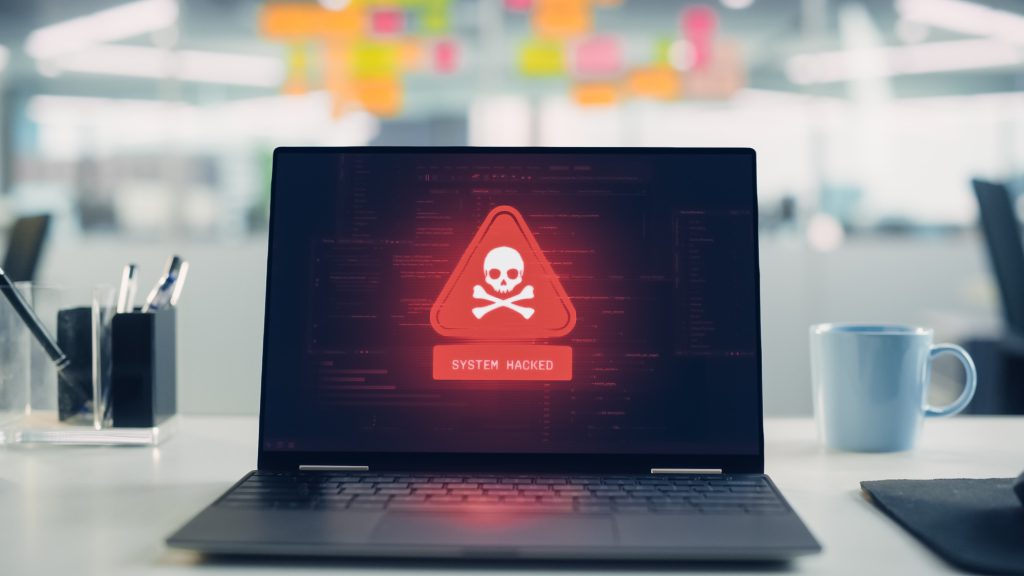 Ordinateur portable affichant une alerte de piratage informatique