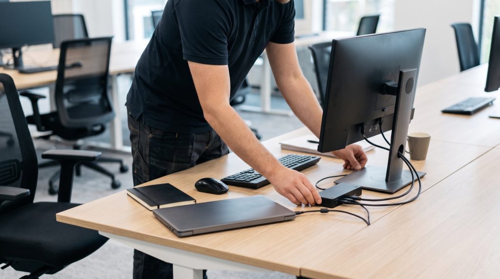 Installation d’un poste de travail avec ordinateur portable, écran et station d’accueil