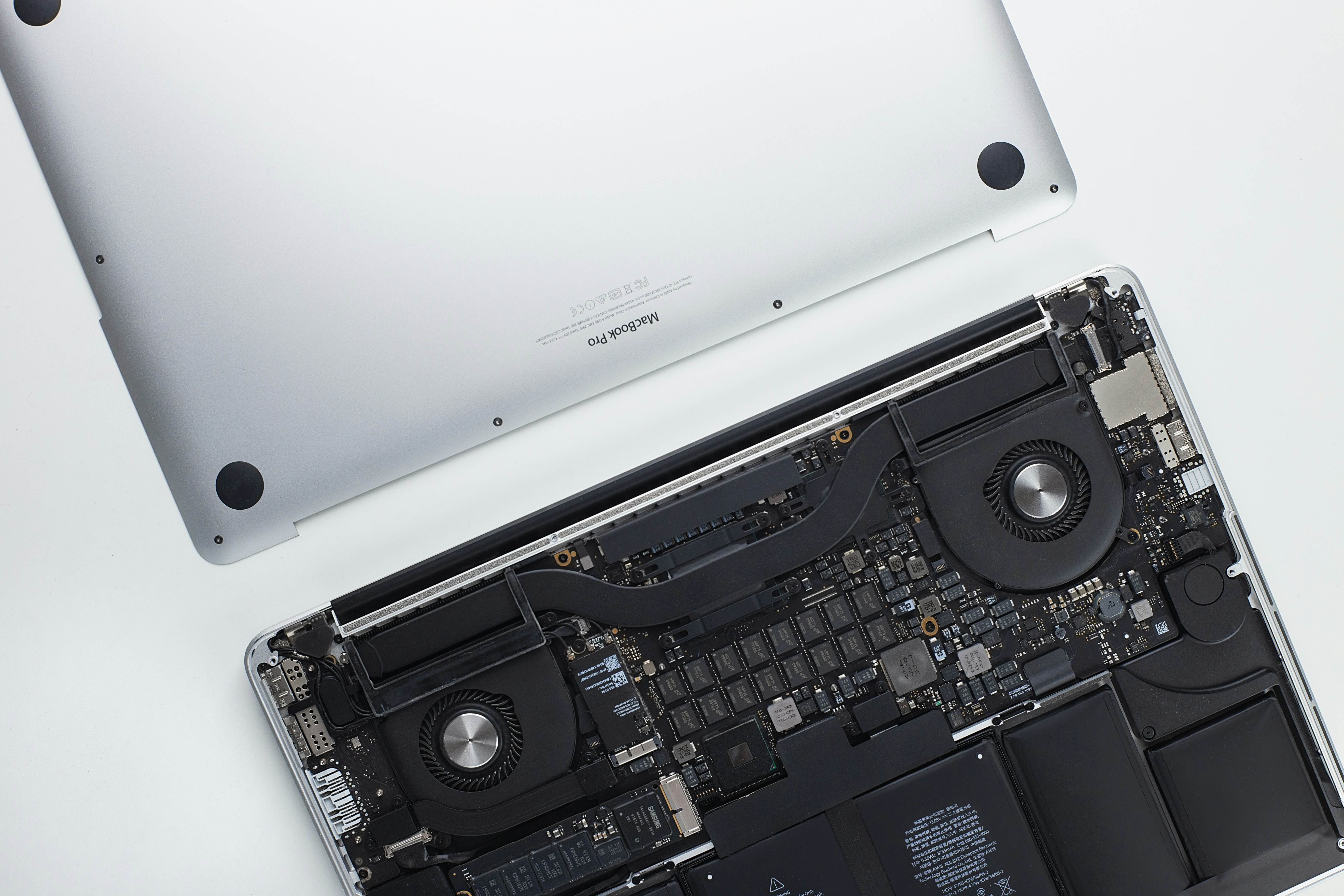 MacBook Pro ouvert avec ses composants internes visibles