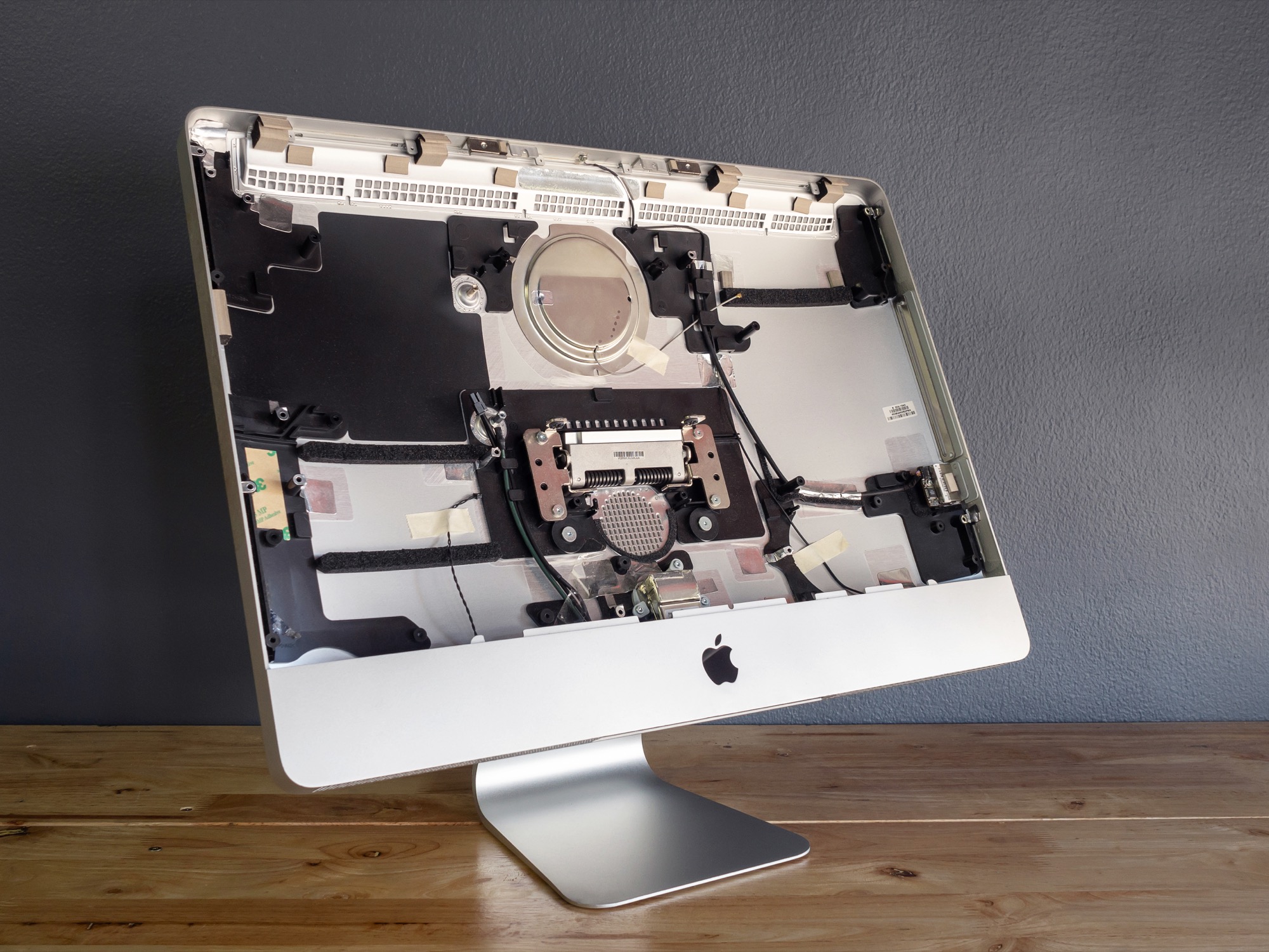 iMac ouvert, sans écran, montrant son châssis intérieur