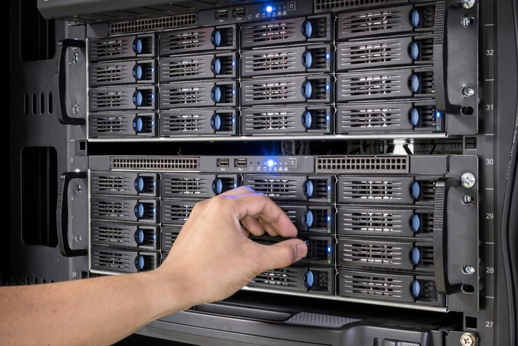 Intervention sur les disques d’un système de stockage de données en baie
